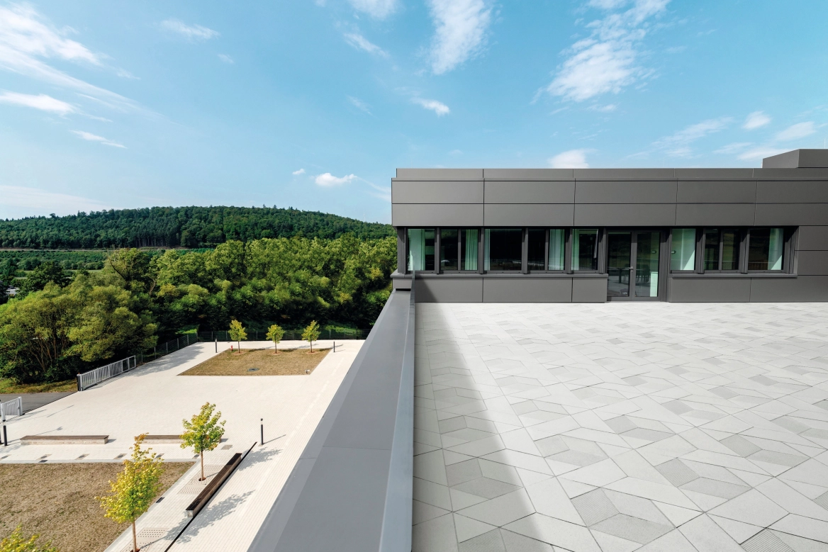 begehbare Dachterrasse mit sechseckigen Platten