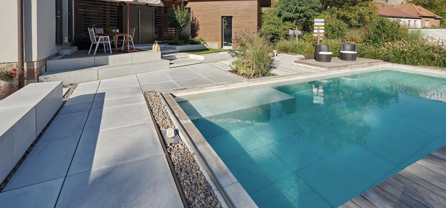 Hausgarten mit Pool und XXL-Terrassenplatten