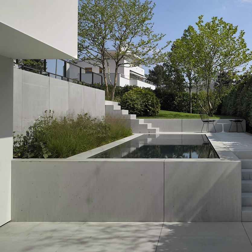 cleane Gartengestaltung mit hochfeinem Architekturbetonplatten GDM.MASSIMO von GODELMANN